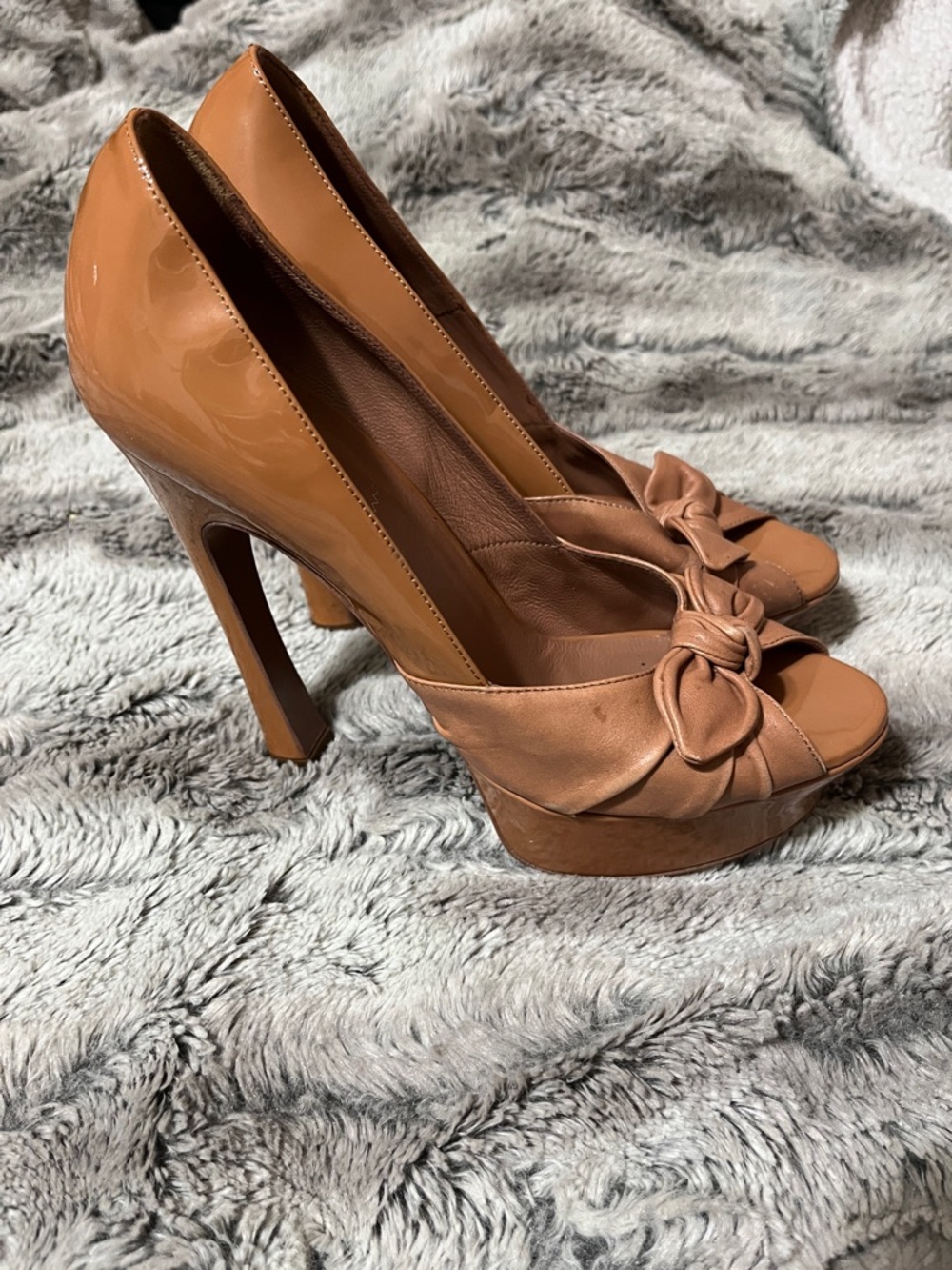 Yves Saint Laurent Palais platform pumps featuring a peep-toe heel - Picture 6 of 13